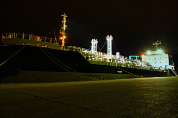 留萌港の夜と大型船舶