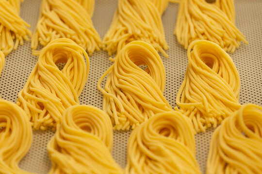 Pasta fresca italiana fatta a mano, bigoli 3