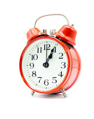 Roter Wecker steht auf fünf nach eins vor weißem Hintergrund