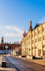 Obraz premium Average shopping malls from the side of Varvarka street. In the background is the Kremlin and St. Basil's Cathedral. Moscow. Russian