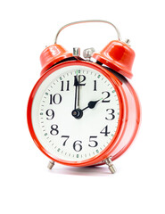 Roter Wecker steht auf zwei Uhr vor weißem Hintergrund 