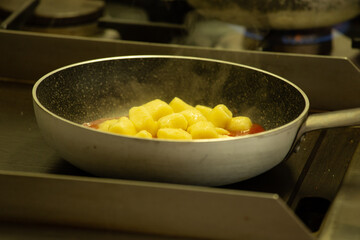Cucinare in padella gnocchi di patate