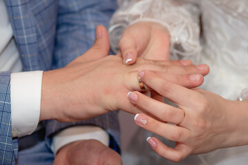 Obraz na płótnie Canvas Hands. Newlyweds exchange wedding rings