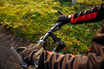 Naklejka premium cyclist in black clothes and helmet trains on a bicycle