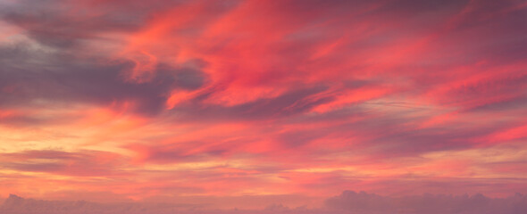 Obraz premium background of sunset cloudscape with red clouds