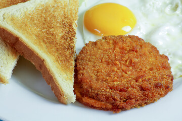 viande panée, oeuf et pain grillé