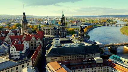 Panorama von Dresden mit Elbe vom Turm der Frauenkirche bei warmen Sonnenlicht 
