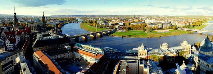 Obraz premium Panorama von Dresden mit Elbe vom Turm der Frauenkirche bei warmen Sonnenlicht