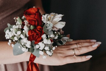 Dłoń druhny ozdobiona kwiatami przed ślubem - obrazy, fototapety, plakaty
