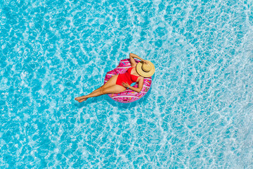 Mujer en inflable en una piscina