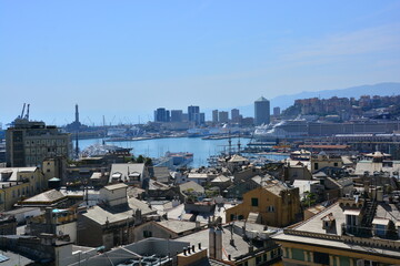 Obraz premium Genova, Liguria, Italia. L'intricato centro storico di Genova e il porto visti dalla terrazza panoramica di Palazzo Rosso, una delle residenze nobiliari conosciute come Rolli.