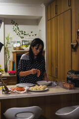 Woman preparing food in te kitchen