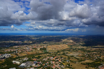 Fototapeta na wymiar Panorama di San Marino e della Romagna dal centro storico della Città di San Marino. 