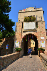 Fiorenzuola di Focara, Pearo-Urbino,Marche. La porta d’accesso principale, sulla quale è posta una targa riportante i versi che Dante dedicò al borgo nella sua Divina Commedia.