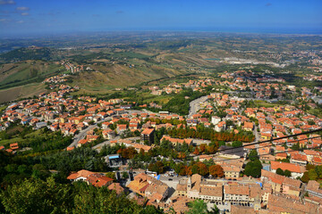 Fototapeta premium La funivia che collega Borgo Maggiore a San Marino Città, la capitale della Repubblica e i territori circostanti visti dal punto panoramico della stazione della funivia.