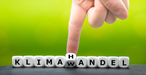 Symbol für den Handel von Emissionszertifikaten. Hand dreht Würfel und ändert das Wort...