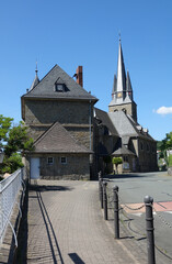Gebäudekomplex Neue Evangelische Kirche und Schule in Sinn, Hessen