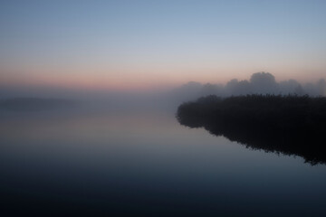 Sonnenaufgang im Nebel über dem Hafen Prerow am Prerowstrom, Halbinsel Fischland-Darss-Zingst, Mecklenburg-Vorpommern, Deutschland
