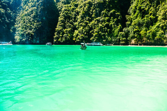la barcaza en el mar. isla phi phi. Tailandia. 