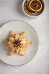 Fototapeta na wymiar Biscuits sablés de Noël en forme de sapin