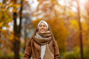 Portrait of smiling young woman in a park in autumn
