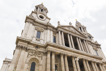Fototapeta na wymiar st pauls cathedral in London