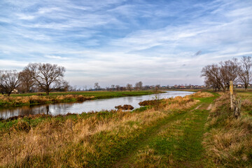 Obraz premium Jesienne krajobrazy z doliny Narwi, Podlasie, Polska