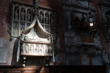 Pietro di Nicolò Lamberti, Giovanni Martino da Fiesole: Monumento funebre al doge Tommaso Mocenigo, c 1423 in der Kirche Zanipolo in Vendig