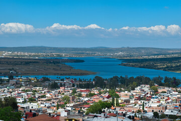 Fototapeta na wymiar Vista panorámica del pueblo de Valle de Juárez y su lago
