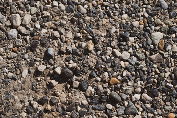 Fondo hecho con piedras esparcidas por el suelo con varias formas y colores.
