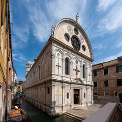 Fototapeta na wymiar Renaissance-Kirche Santa Maria dei Miracoli in Venedig, Hauptfassde, seitliche Fassade entlang des Kanals