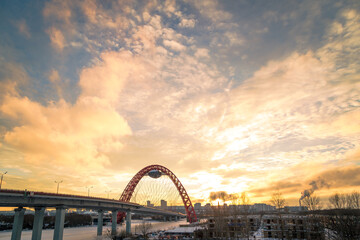 Obraz premium Zhivopisny suspension bridge winter sunset landscape in Moscow, Russia. Red beautiful modern suspension bridge 