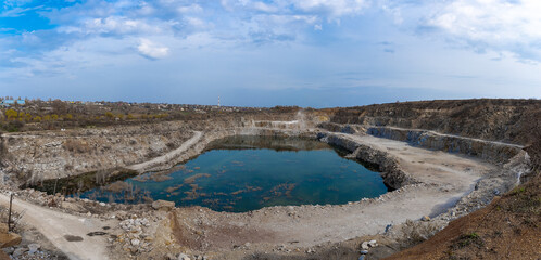 Fototapeta na wymiar View of the lake in a granite quarry. artificial lake in the flooded part of the granite quarry