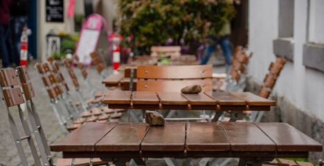 Tische bei einer außen Gastronomie 