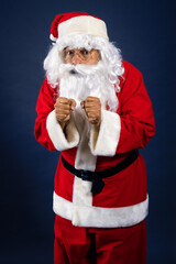 Retrato de papa noel latino emocionado en navidad