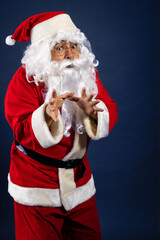 Retrato de papa noel curioso con traje navideño