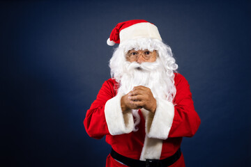 Retrato de papa noel señalando ofertas en traje típico navideño