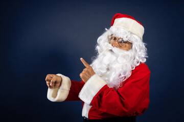 Retrato de papa noel señalando ofertas en traje típico navideño