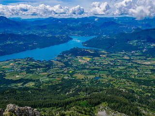 Obraz premium Lac de Serre Ponçon (Hautes-Alpes)
