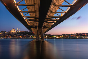 Obraz premium bridge at night with the ambiance of city lights