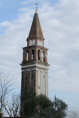 Fototapeta premium Venise, Italie, 27 février 2014 : Tour de l'Église San Martino de Burano