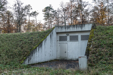 Feuchte Betonwand am Wasser reservoir