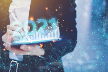 The concept of business people setting business goals Turn it into a 2021 concept by holding a...