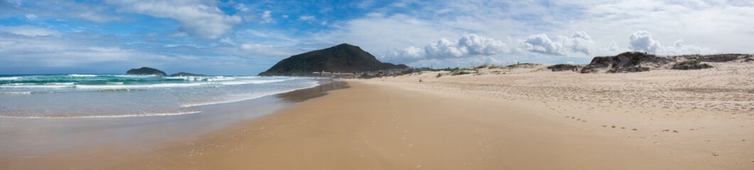Fototapeta na wymiar Panorâmica da Praia tropical do sul do Brasil, ilha de Florianópolis, Praia do Santinho, Florianopolis, Santa Catarina