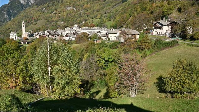 Aussicht &uuml;ber das Bergell Tal und Soglio im Herbst Graub&uuml;nden, Schweiz