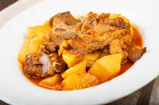 Guiso estofado de patatas con carne, costilla de cerdo y n&iacute;scalos