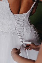 Wiązanie sukni ślubnej przygotowania do ślubu - obrazy, fototapety, plakaty