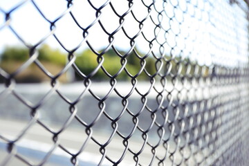 金網越しのぼやけた景色