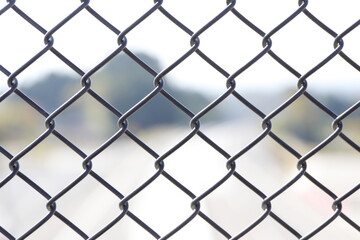 Naklejka premium 金網越しのぼやけた景色