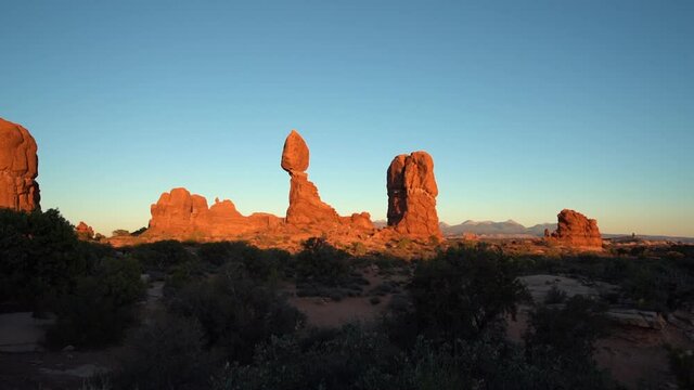 balanced rock in moab utah